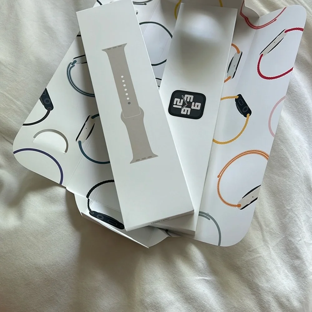 NWT Apple SE 2nd Gen Smartwatch Starlight Aluminum Case and Band